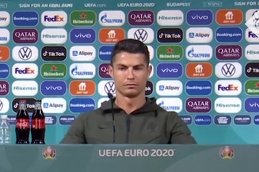 Ronaldo nhấc hai chai Coca-Cola ra khỏi bàn