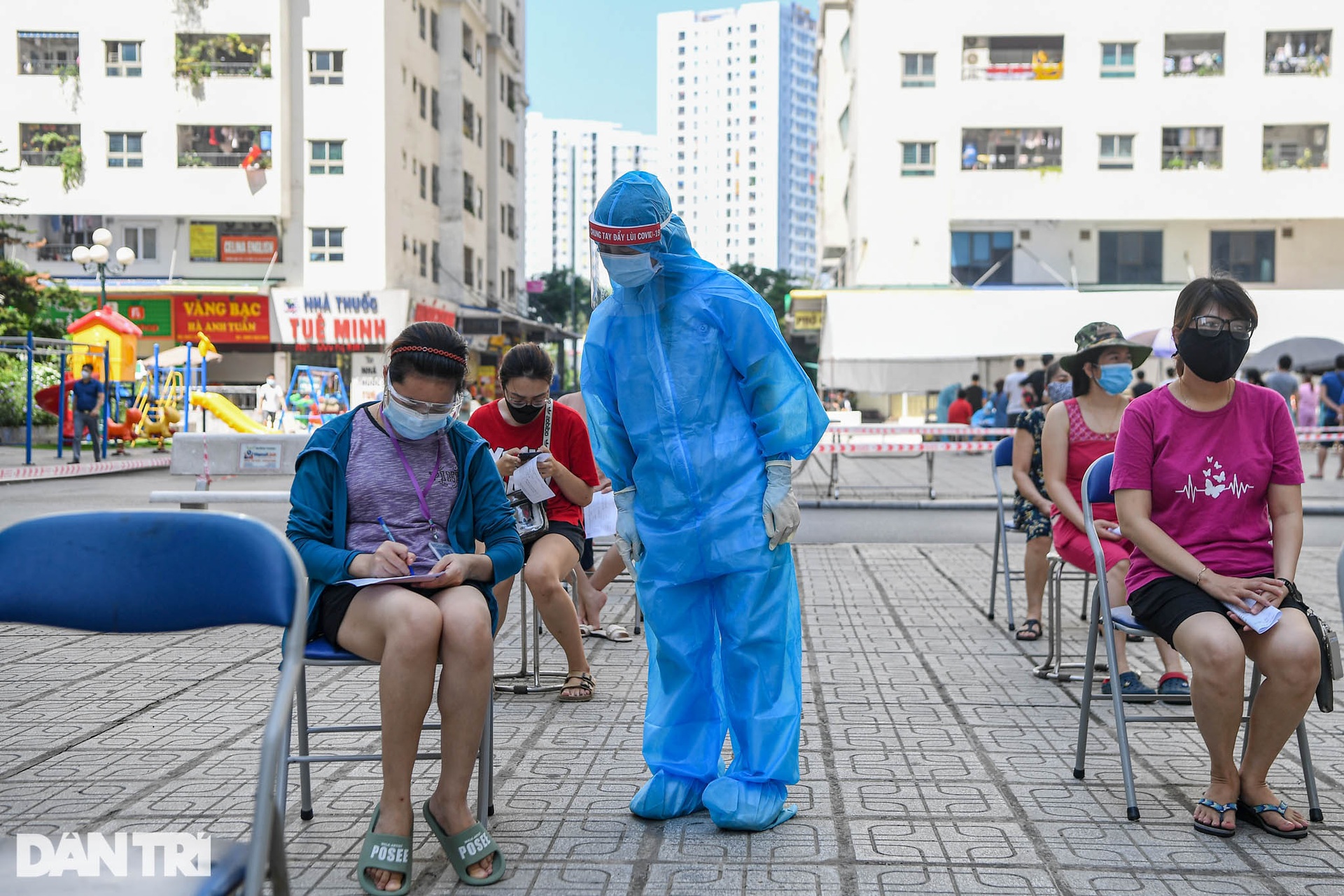 19.000 cư dân chung cư HH Linh Đàm xếp hàng chờ xét nghiệm Covid-19 - 5 19.000 cư dân chung cư HH Linh Đàm xếp hàng chờ xét nghiệm Covid-19 - 5