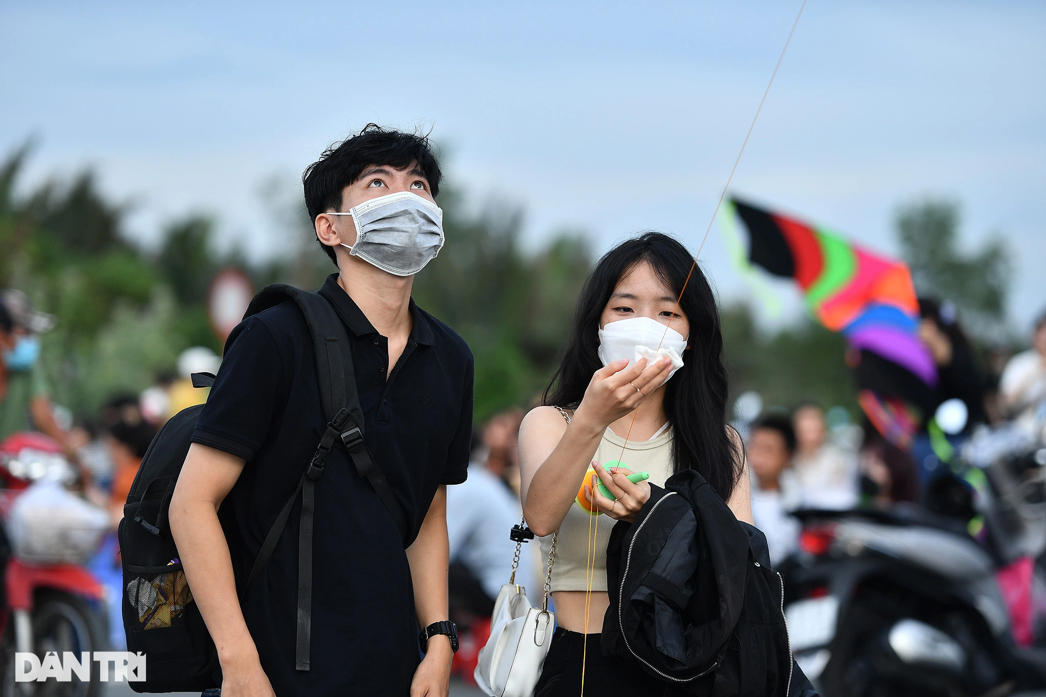 Biển người đến thả diều, ăn uống khiến khu Thủ Thiêm tràn ngập rác thải - 10 Biển người đến thả diều, ăn uống khiến khu Thủ Thiêm tràn ngập rác thải - 10