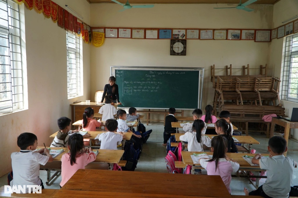Trường có nguy cơ đổ sập, học sinh phải học nhờ ở nhà văn hóa - 1 Trường có nguy cơ đổ sập, học sinh phải học nhờ ở nhà văn hóa - 1