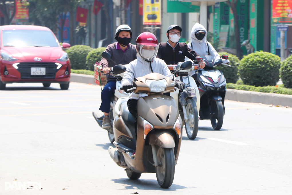 Người dân ngộp thở vì nắng nóng bất thường - 3