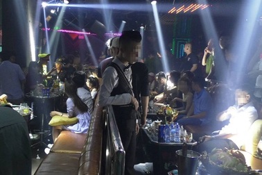 Cảnh sát đồng loạt kiểm tra nhiều quán bar ở trung tâm Sài Gòn