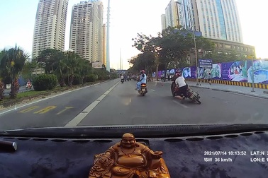 Va quệt giao thông, người đi xe máy trượt ngã ngay trước mũi ô tô