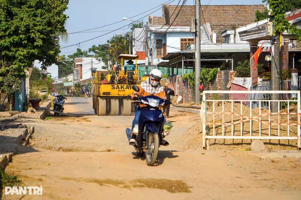 Đường gần 2km làm 2 năm chưa xong, dân bắc cầu đưa xe vào nhà - 1 Đường gần 2km làm 2 năm chưa xong, dân bắc cầu đưa xe vào nhà - 1