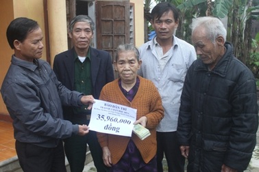 Trao gần 36 triệu đồng đến mẹ già “không sợ chết thời chiến, chỉ muốn chết ở thời bình”