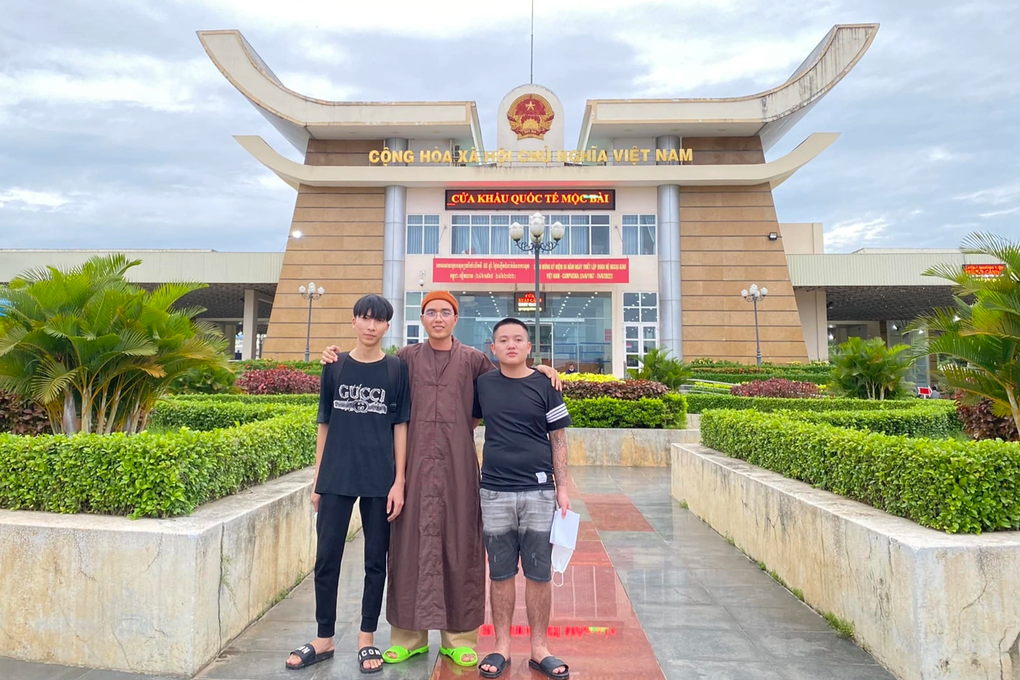 Thấy động, cơ sở lao động ở Campuchia thả 2 nam thanh niên người Việt - 1 Thấy động, cơ sở lao động ở Campuchia thả 2 nam thanh niên người Việt - 1