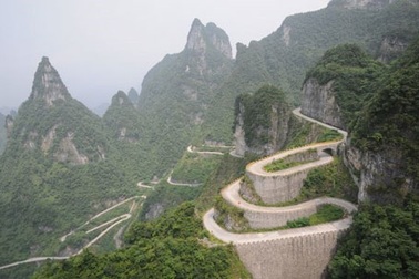 Những con đường kỳ vĩ và hiểm trở nhất trên thế giới