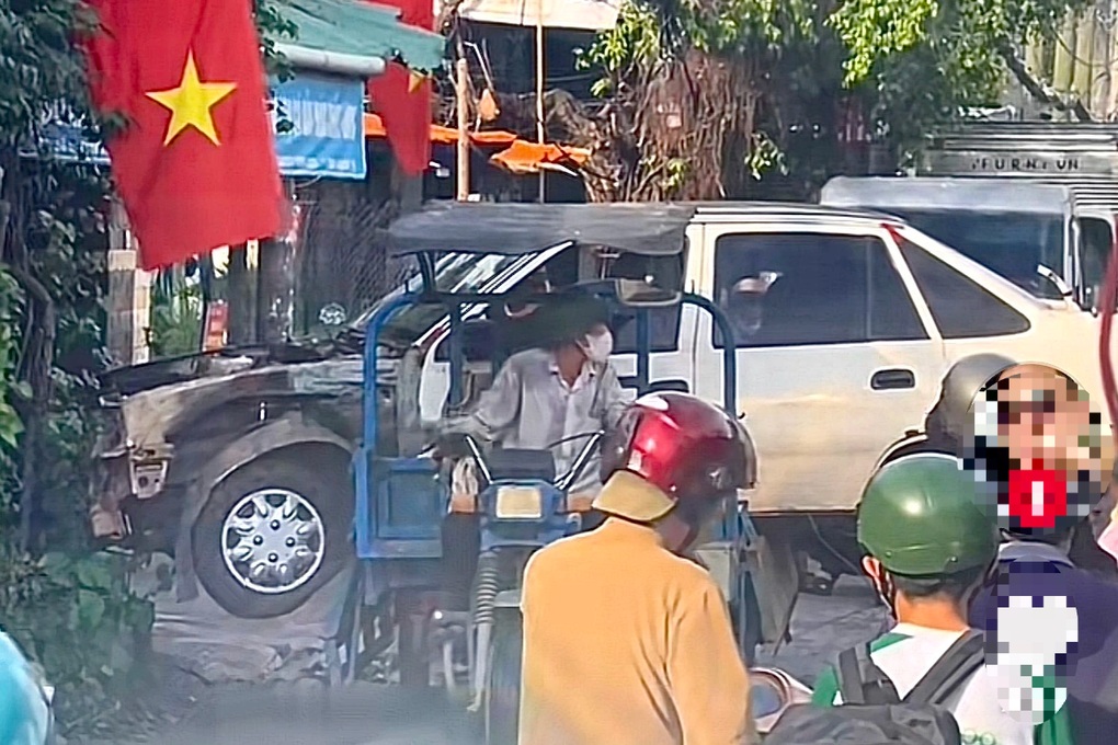 Công an xác minh tài xế xe ba gác chở ô tô chắn ngang đường tại TPHCM - 1 Công an xác minh tài xế xe ba gác chở ô tô chắn ngang đường tại TPHCM - 1