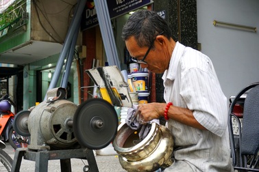 Kiếm tiền triệu từ nghề đánh bóng lư đồng dịp Tết