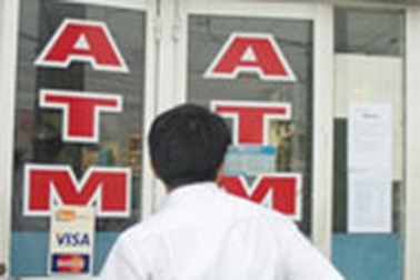 Ngân hàng vẫn muốn thu phí ATM