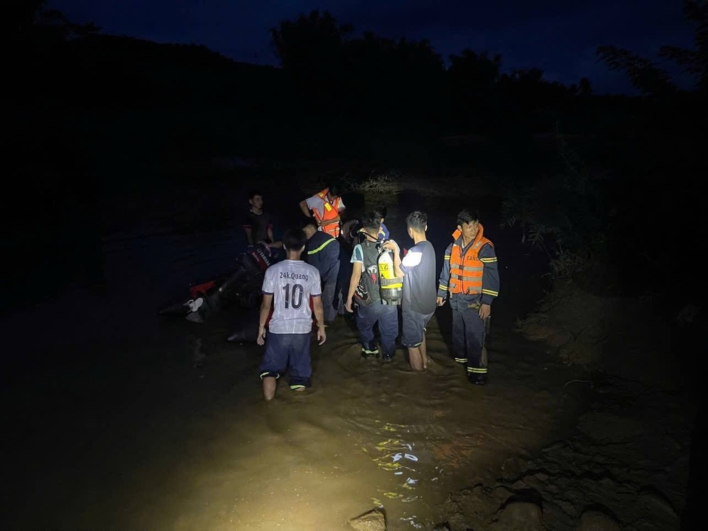 Huy động hàng chục cảnh sát tìm ông lão mất tích khi lội qua sông - 1 Huy động hàng chục cảnh sát tìm ông lão mất tích khi lội qua sông - 1