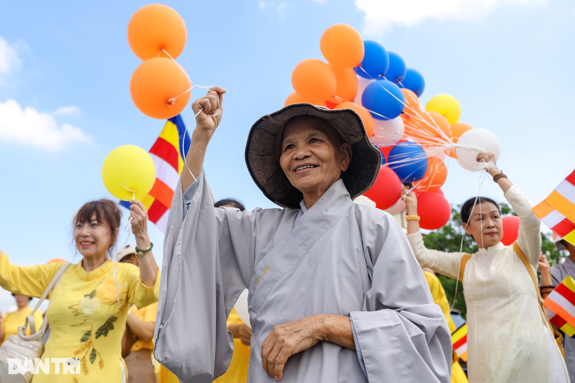 Đại Phật kỳ lớn nhất thế giới tung bay tại Đại lễ Vesak 2025 ở TPHCM - 5 Đại Phật kỳ lớn nhất thế giới tung bay tại Đại lễ Vesak 2025 ở TPHCM - 5