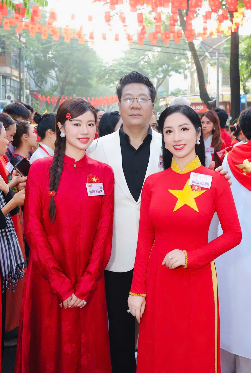 공로예술가 푸옹 응아, 9월 2일 국경일 바딘 광장에서 자랑스럽게 노래 부르다 NSƯT Phương Nga tự hào hát ở Quảng trường Ba Đình vào ngày Quốc khánh 2/9 - 2