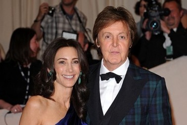 Paul McCartney đính hôn ở tuổi 68