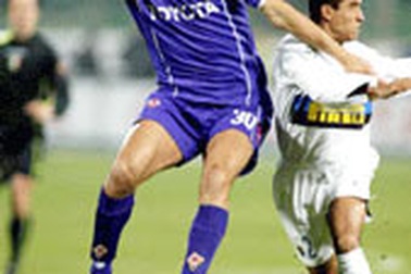 Luca Toni chấn thương, Roma vắng Chivu