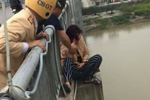 Công an giải cứu người phụ nữ định nhảy cầu tự tử