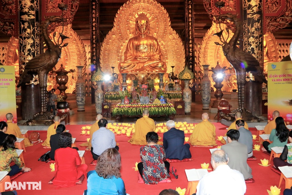 Cầu quốc thái dân an, hòa bình thế giới tại ngôi chùa nhiều kỷ lục Việt Nam - 1 Cầu quốc thái dân an, hòa bình thế giới tại ngôi chùa nhiều kỷ lục Việt Nam - 1