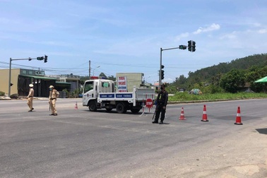 Theo lối mòn "né" chốt kiểm dịch, thanh niên "tiện tay" dắt trộm xe máy