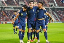 Được đối thủ "biếu không" chiến thắng, Thái Lan rộng cửa đi tiếp