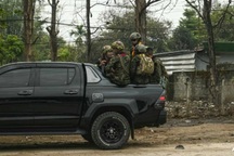 Binh sĩ Myanmar chạy sang Thái Lan vì bị phe đối lập tấn công