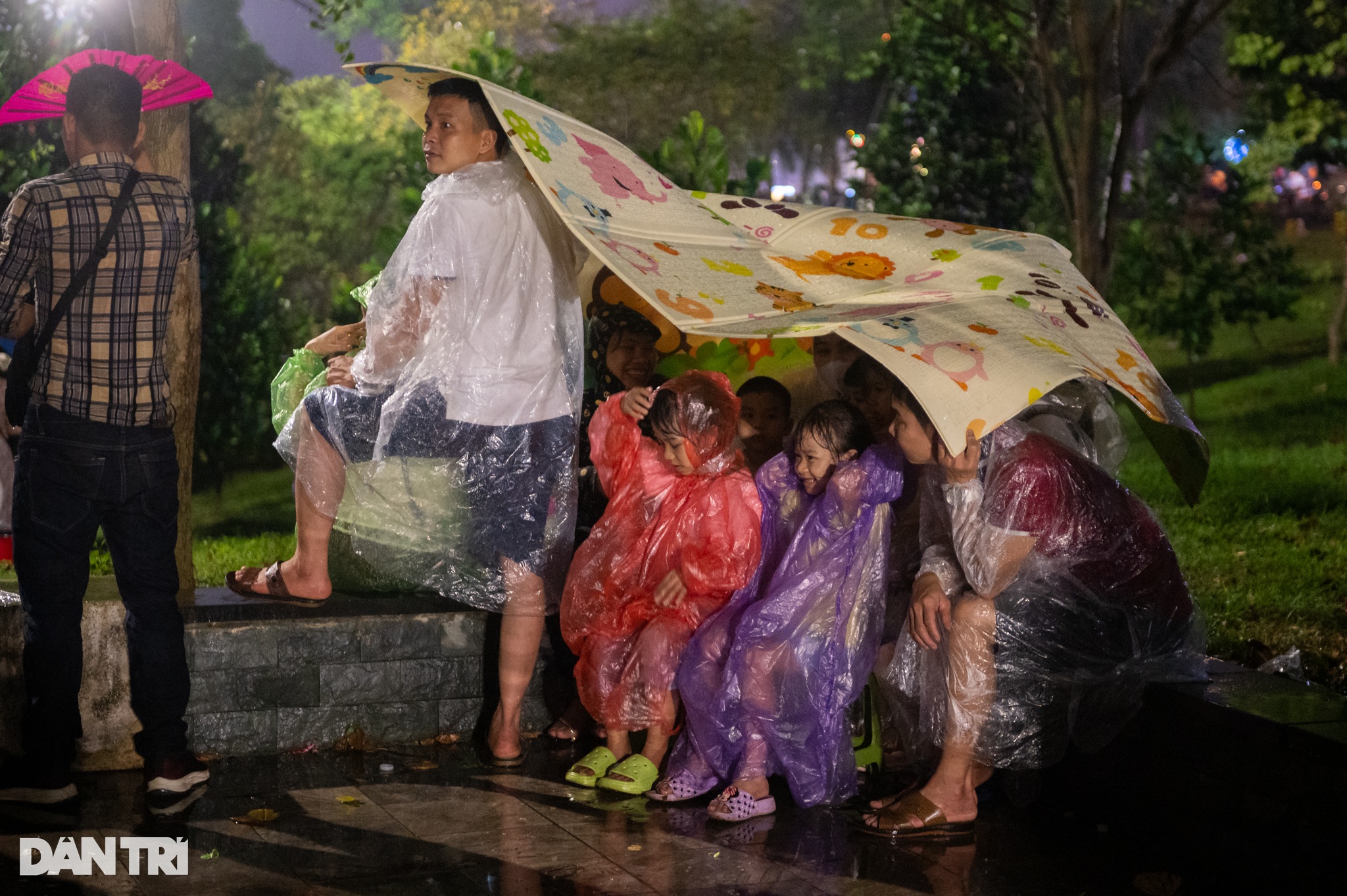 Hàng vạn người đội mưa xem pháo hoa ở Phú Thọ dịp Giỗ Tổ Hùng Vương - 7 Hàng vạn người đội mưa xem pháo hoa ở Phú Thọ dịp Giỗ Tổ Hùng Vương - 7