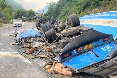 Xe tải lật trên quốc lộ 6 khiến tài xế tử vong