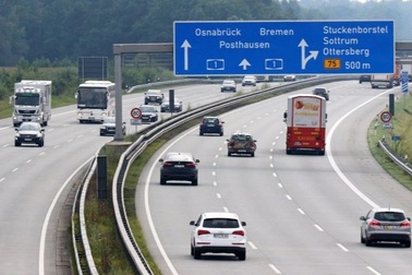 Cấm xe tải đi ở làn sát dải phân cách: Các nước thực hiện như thế nào?