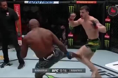 Khalil Rountree Jr  đá vỡ đầu gối đối thủ