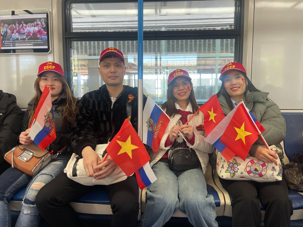 Không được vào Quảng trường Đỏ, người Việt vẫn đi 40km xem duyệt binh - 2 Không được vào Quảng trường Đỏ, người Việt vẫn đi 40km xem duyệt binh - 2