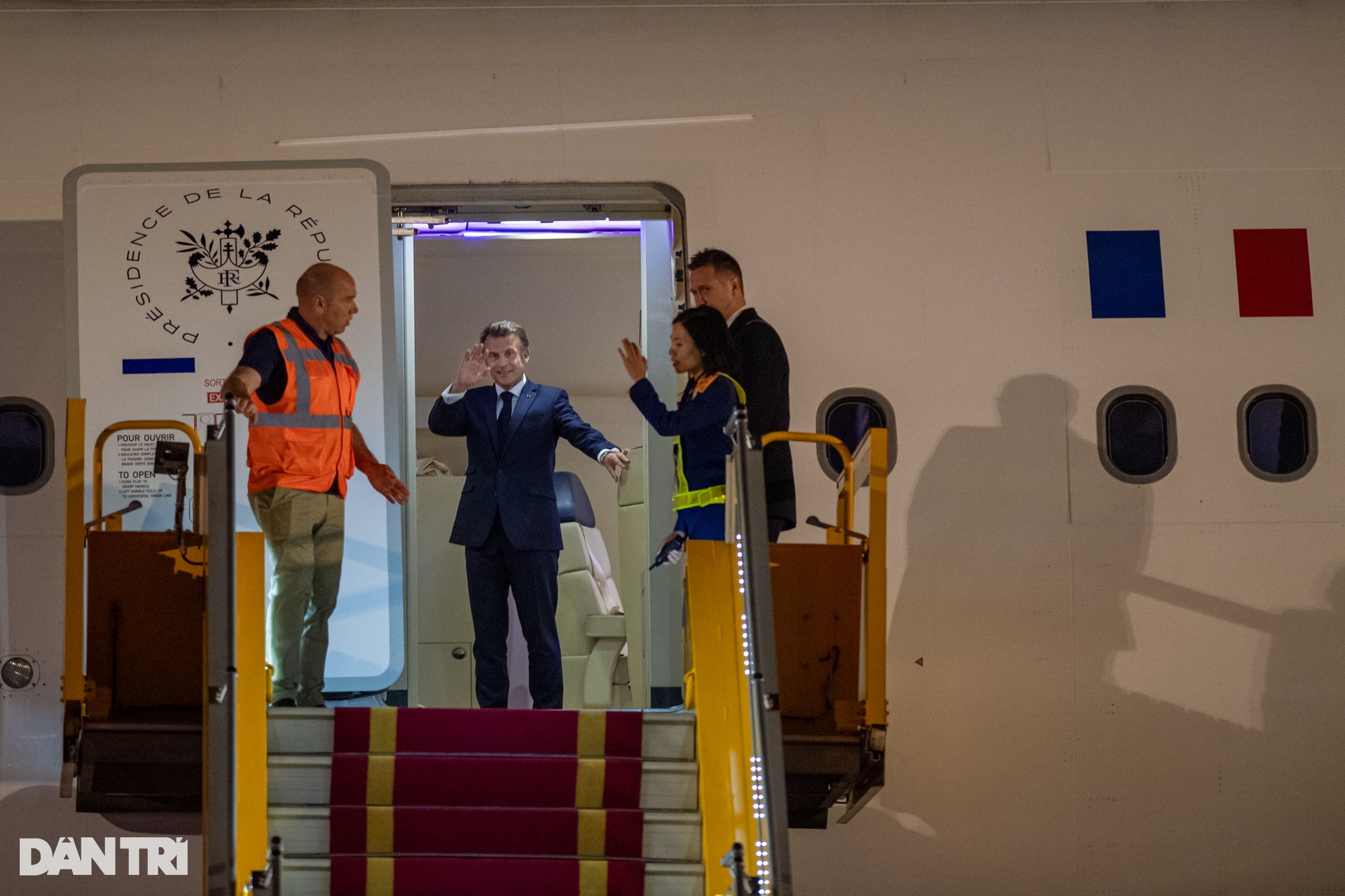 Hình ảnh Tổng thống Pháp Emmanuel Macron cùng Phu nhân tại sân bay Nội Bài - 3 Hình ảnh Tổng thống Pháp Emmanuel Macron cùng Phu nhân tại sân bay Nội Bài - 3