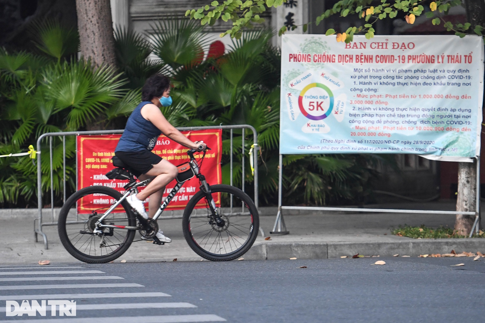 Phớt lờ quy định phòng dịch, người dân đổ ra hồ Gươm tập thể dục sáng - 10 Phớt lờ quy định phòng dịch, người dân đổ ra hồ Gươm tập thể dục sáng - 10