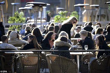 Đại dịch bùng phát: Người dân vẫn tụ tập quán xá, nhà hàng