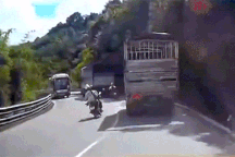 Đổ đèo như trong phim, ông bố trẻ "ném" cả nhà xuống đường