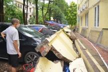 Vụ tường đổ đè bẹp 12 ô tô ở Hà Nội: Ai chịu trách nhiệm đền bù thiệt hại?