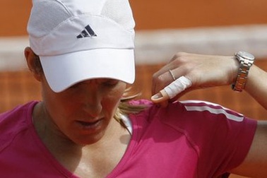 Henin gục ngã trước Stosur, Serena khẳng định sức mạnh