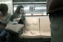 Chiếc ghế "lõa thể" chống quấy rối tình dục làm khó hành khách nam