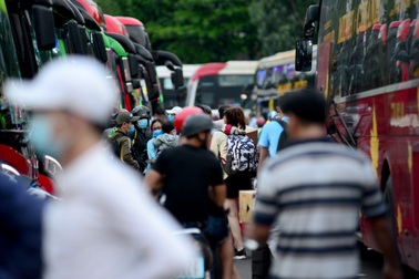 TPHCM: Hành khách chen chân mua vé về quê nghỉ lễ