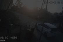 Thanh chắn đường sắt không hạ khi tàu đến khiến ô tô 7 chỗ gặp nạn