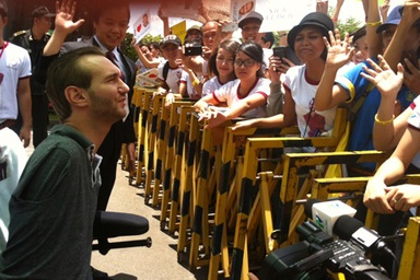 Nick Vujicic đội nắng chia tay bạn trẻ Việt Nam