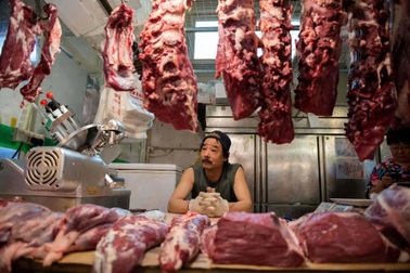 Vợ mua thịt được giảm giá, chồng nghi ngờ ngoại tình liền ra tay sát hại