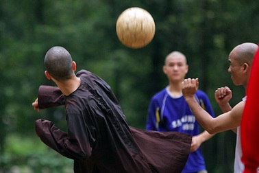 Chùm ảnh: Đội bóng 100% “mái đầu” nhẵn thín