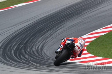 Dovizioso giành chiến thắng tại Sepang khiến Marquez không thể vô địch sớm