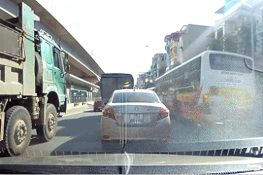 Hoảng hồn xe con bị kẹp giữa xe buýt và xe tải lớn