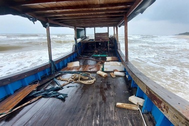 Tàu không người lái nghi từ Trung Quốc dạt vào bờ biển Quảng Trị