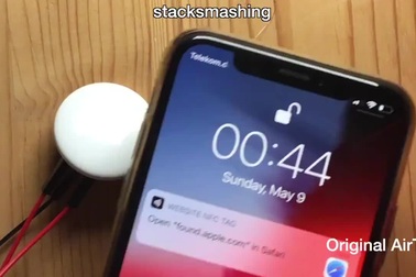 Chuyên gia bảo mật Thomas Roth minh họa cho khả năng can thiệp vào AirTag