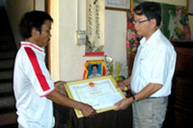 Tặng bằng khen cho chàng thanh niên “quên mình cứu bạn”