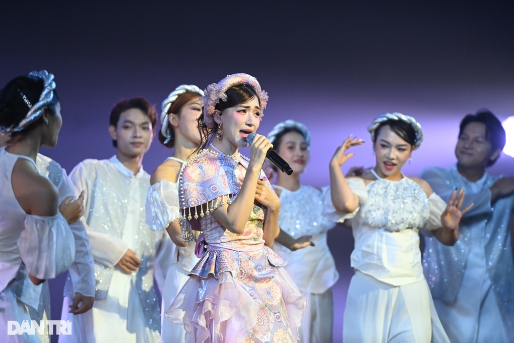 Hòa Minzy khoe nhan sắc ngọt ngào, được fan vây kín tại Rực rỡ ngày mới - 2 Hòa Minzy khoe nhan sắc ngọt ngào, được fan vây kín tại Rực rỡ ngày mới - 2