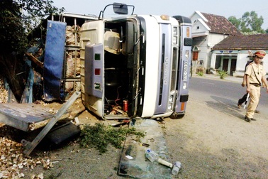 Tạm giữ tài xế xe tải gặp nạn khiến 8 người thương vong