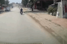 Người phụ nữ ngồi sau xe máy ngã lộn nhào trước mũi xe tải vì áo chống nắng