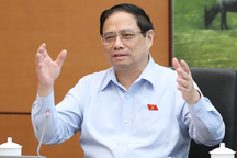 "Trung ương đi làm việc của xã, vướng là phải"